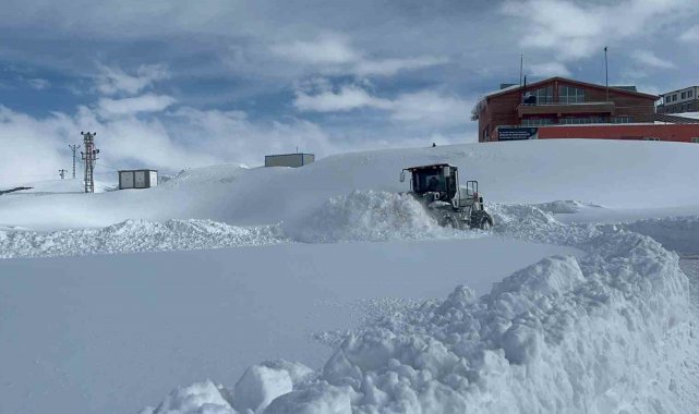Hakkari'de 15 köy ve 50 mezra yolu kapandı