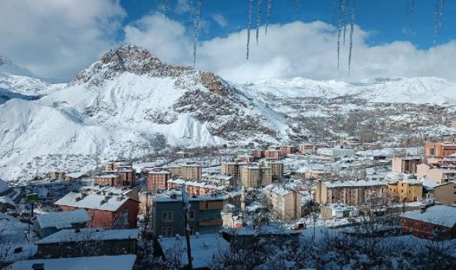 Hakkari'de 228 yerleşim yeri ulaşıma kapandı; eğitime bir gün verildi