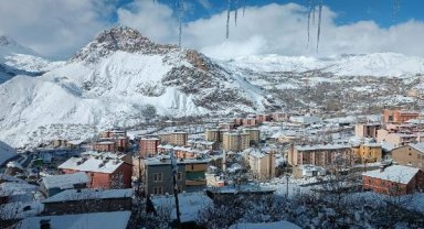 Hakkari'de kar yağışı; 287 yerleşim yerine ulaşım yok