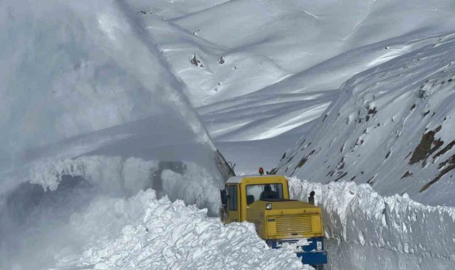 Hakkari'de yer yer 3 metreyi karda yol açma çalışması