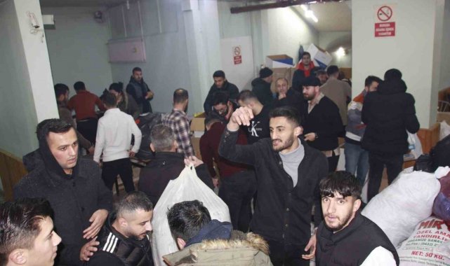 Hakkarili gençlerden depremzedelere için yardım kampanyası