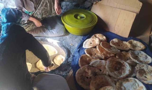 Hakkarili kadınlar pişirdikleri ekmekleri deprem bölgesine gönderdi