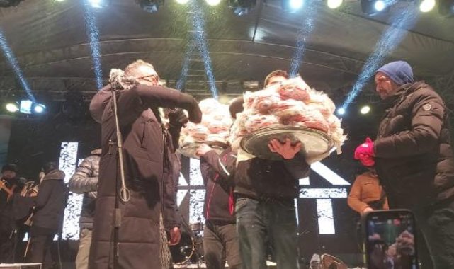 Haluk Levent aracı oldu, kağıt helvalar izleyenlere dağıtıldı