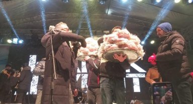 Haluk Levent aracı oldu, kağıt helvalar izleyenlere dağıtıldı