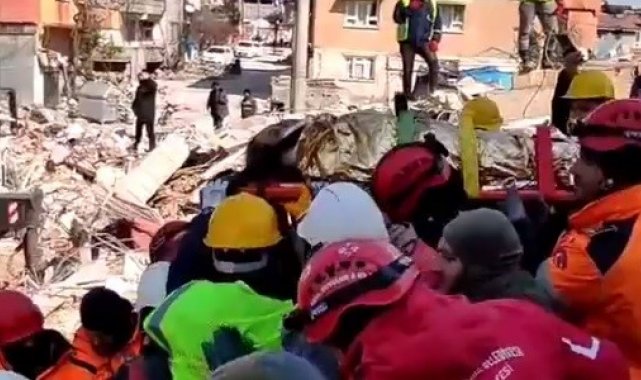 Hamile kadın 129 saat sonra enkazdan çıkartıldı