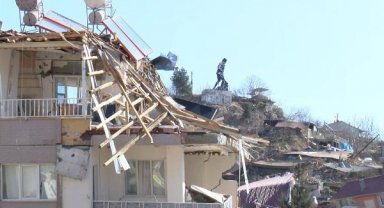 Harmanlı'da depremle gelen hasar