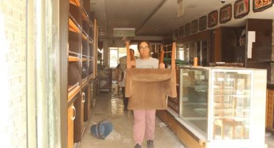 Hasar gören binadaki pastaneden sağlam eşyaları çıkardılar