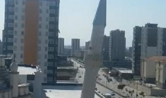 Hasar gören caminin minaresi, kontrollü şekilde yıkıldı