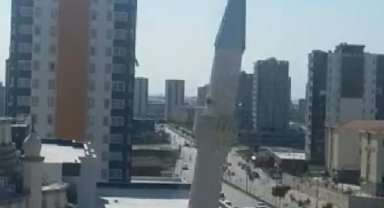 Hasar gören caminin minaresi, kontrollü şekilde yıkıldı