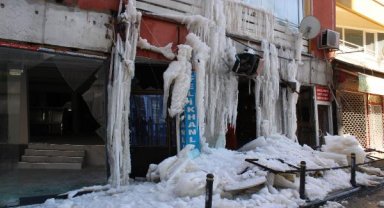 Hasarlı binada su borusu patladı, buz sarkıtları oluştu