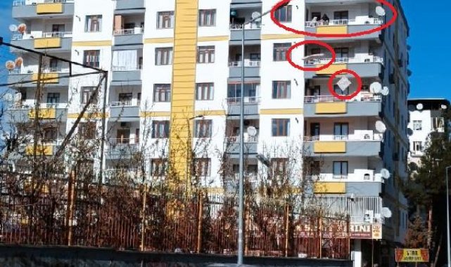 Hasarlı binaya girip, eşyalarını balkondan atarak kurtarmaya çalıştı