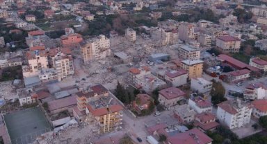 Hatay- Dünyanın aydınlatılan ilk caddesindeki tarihi yapılara bakanlık uyarı tabelaları astı
