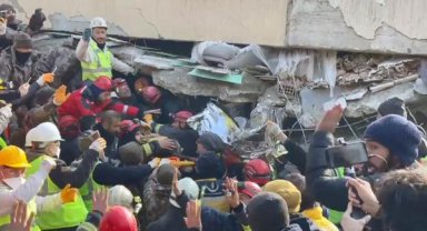 Hatay'da 108'inci saatte anne ve 3 çocuğu enkazdan kurtarıldı