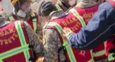 Hatay'da 1'i çocuk 3 kişi, enkazdan 296'ncı saatte kurtarıldı