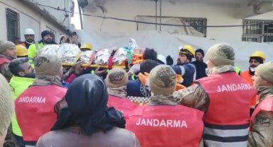 Hatay'da 2 kız kardeş, 129 saat sonra enkazdan sağ çıkarıldı