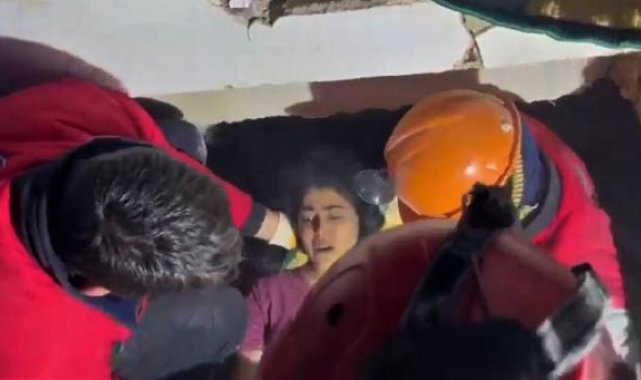 Hatay'da 2 komşu, 45'inci saatte enkazdan kurtarıldı