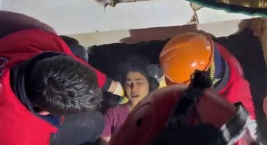 Hatay'da 2 komşu, 45'inci saatte enkazdan kurtarıldı