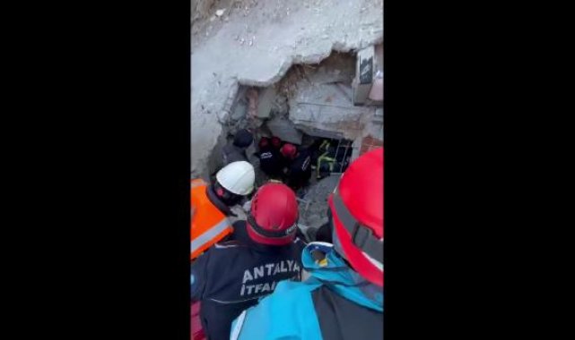 Hatay'da 21 yaşındaki Fuat, 85 saat sonra enkazdan kurtarıldı