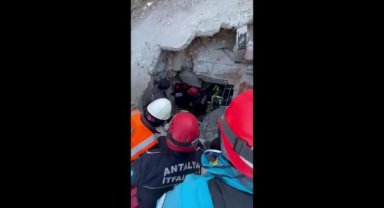 Hatay'da 21 yaşındaki Fuat, 85 saat sonra enkazdan kurtarıldı