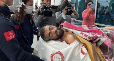 Hatay'da 278'inci saatte enkazdan çıkartılan Hakan Yasinoğlu, Mersin'de tedaviye alındı