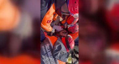 Hatay'da 4 yaşındaki Zeynep, annesi ve 60 yaşındaki Mihriye Teyze enkazdan kurtarıldı