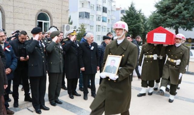Hatay'da ailesiyle enkazda kalan astsubay, Samsun'da toprağa verildi