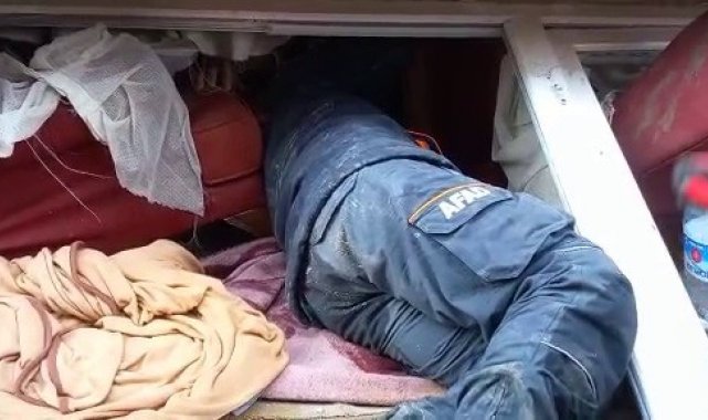 Hatay'da anne ve iki çocuğu AFAD ekiplerince enkazdan sağ olarak çıkarıldı