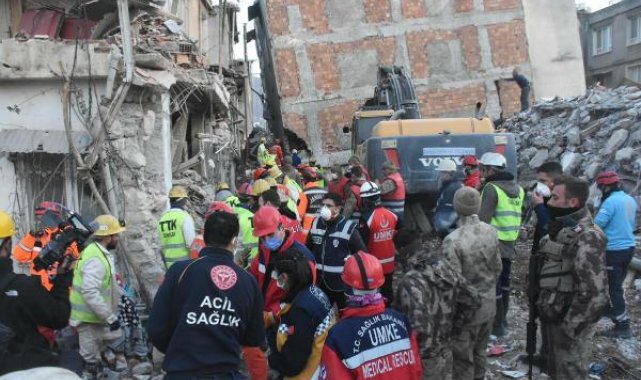 Hatay'da anne ve iki çocuğunun çıkarıldığı enkazdan, iki ses daha duyuldu