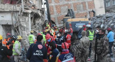 Hatay'da anne ve iki çocuğunun çıkarıldığı enkazdan, iki ses daha duyuldu