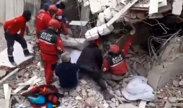 Hatay'da bina çöktü, 2 kurtarma görevlisi enkazda kaldı