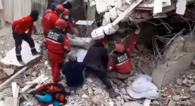Hatay'da bina çöktü, 2 kurtarma görevlisi enkazda kaldı