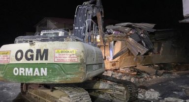 Hatay'da bir işyeri enkazında arama kurtarma çalışması başlatıldı