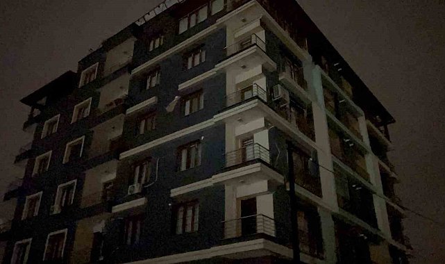 Hatay'da çöken binalarda kurtarma çalışmaları sürüyor