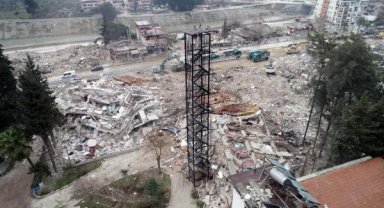 Hatay'da depremde binalar yıkıldı, yangın merdiveni ayakta kaldı