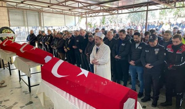 Hatay'da, depremde ölen kadın polis ve iki kızı toprağa verildi