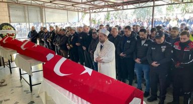 Hatay'da, depremde ölen kadın polis ve iki kızı toprağa verildi
