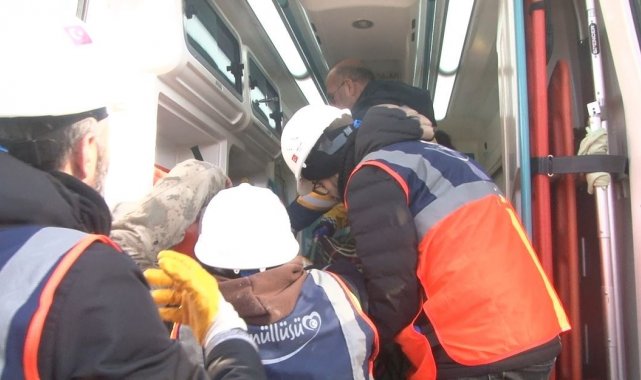 Hatay'da depremden 30 saat sonra enkazdan 1 kadın sağ çıkarıldı