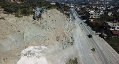 Hatay'da depremler nedeniyle toprak ana yola kaydı; Elektrik direği devrildi 