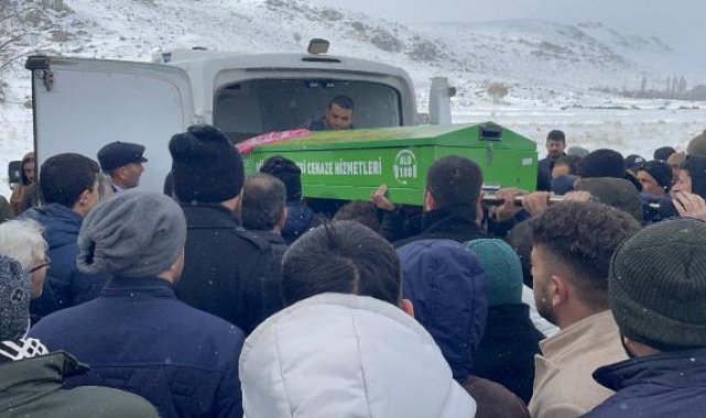 Hatay'da enkaz altında kalan anne ve 3 çocuğu, Niğde'de toprağa verildi