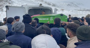 Hatay'da enkaz altında kalan anne ve 3 çocuğu, Niğde'de toprağa verildi