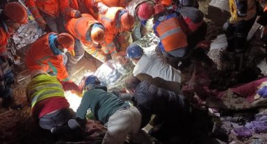 Hatay'da enkaz altındaki kadın 142 saat sonra kurtarıldı