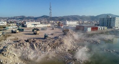 Hatay'da enkazdan çıkan molozlar, boş alana dökülüyor