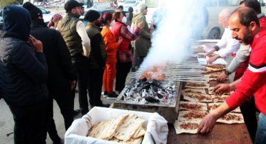 Hatay'da mangal yakılıp 2 bin depremzedeye kebap ikram edildi