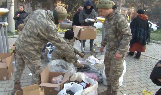 Hatay'da Mehmetçik, bölgeye gelen yardımları depremzedelere dağıtıyor
