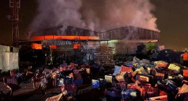 Hatay'da plastik fabrikasında yangın