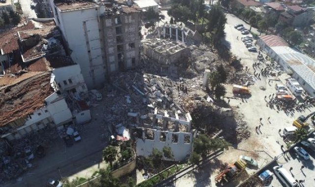 Hatay'da yıkılan hastane ek binasında umutlu bekleyiş