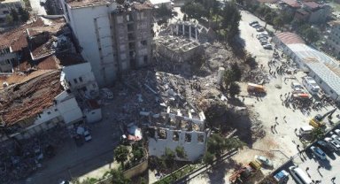 Hatay'da yıkılan hastane ek binasında umutlu bekleyiş