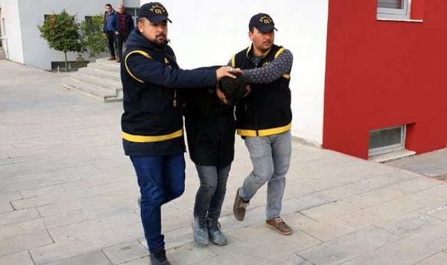 Hatay'daki enkazdan çaldığı kredi kartlarıyla harcama yaptı, polise yakalandı