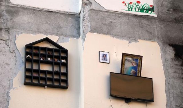 Hatay'dan şaşkına çeviren görüntü; binanın dış duvarı, komşu binanın iç duvarı