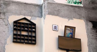 Hatay'dan şaşkına çeviren görüntü; binanın dış duvarı, komşu binanın iç duvarı